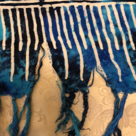BATIK SCARF 43” x 64” BLUES WHITE DOLPHINS DRIP PATTERNS KNOTTED FRINGE - #070 - Picture 6 of 7